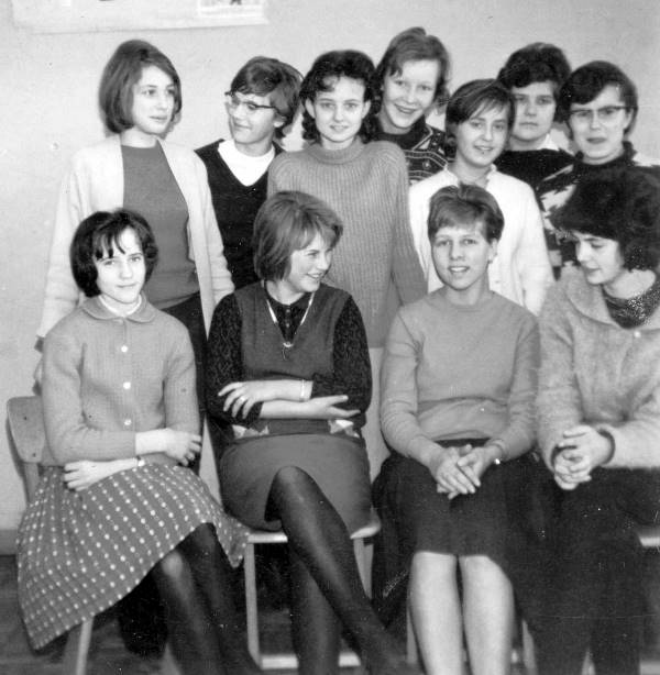 Junge Damen; Neue Schule in Verrenberg