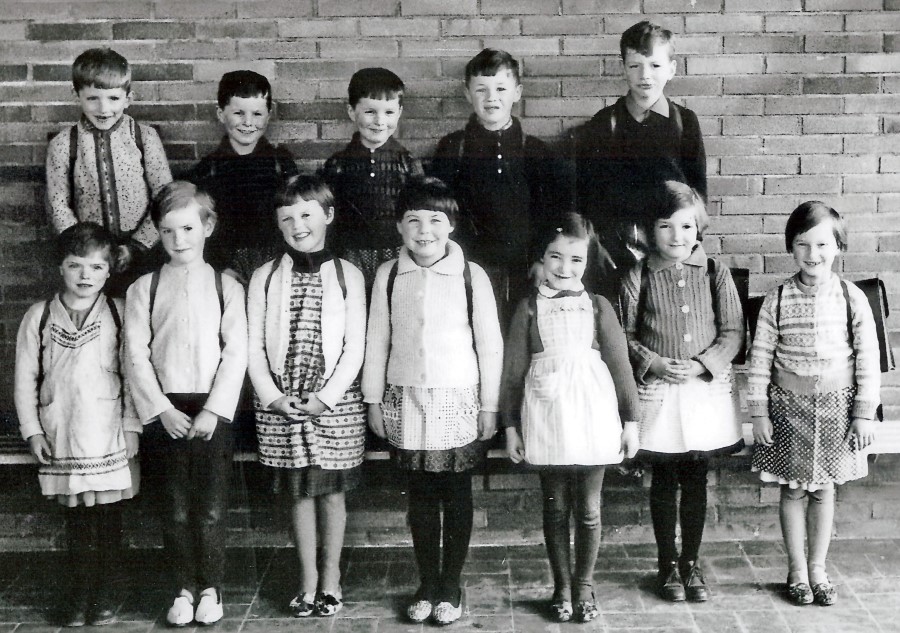 Klassenbild in neuer Schule in Verrenberg