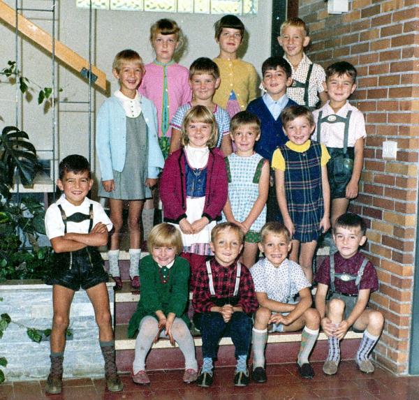 Klassenbild im Treppenhaus der neuen Schule in Verrenberg