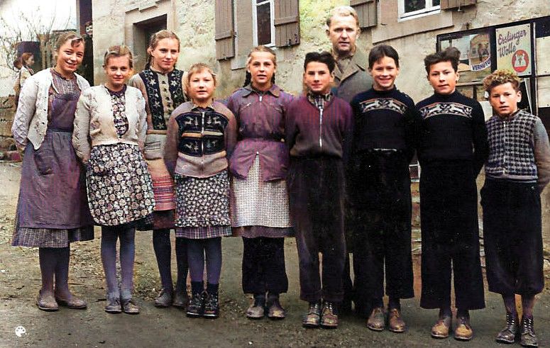 Klassenbild der Volksschule Verrenberg; vermutlich zwischen 1957 - 1958 - coloriert